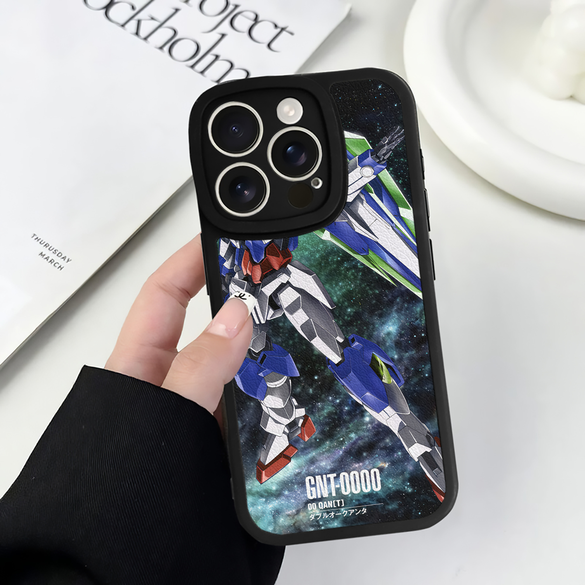 （画像用） 機動戦士ガンダム Mobile Suit Gundam 【iPhone 16シリーズ対応】シリコンスマホケース（レザー調） 材質：シリコン